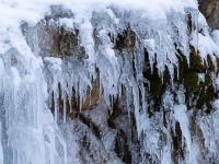 Ansammlung von Eiszapfen an der Wand bei Kaskade im Lochgrabenbach